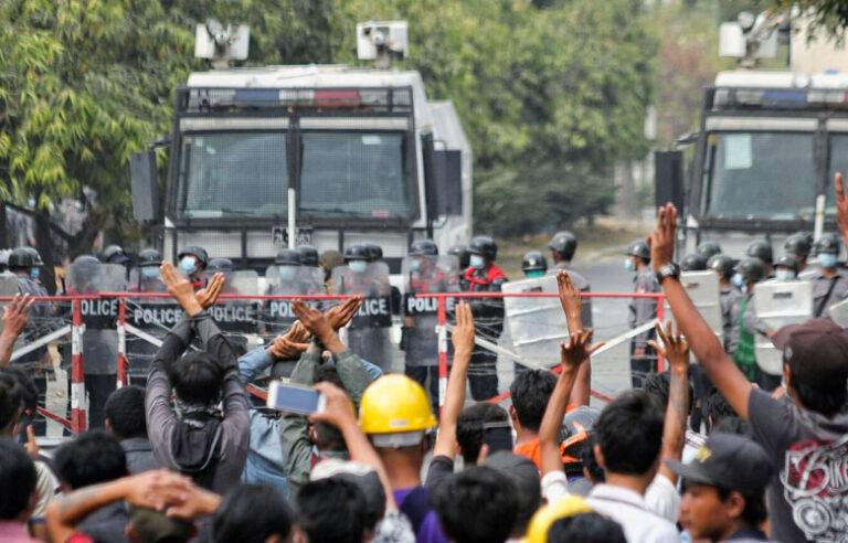 මියන්මාරයේ රාජ්‍ය විරෝධී විරෝධතාවයකට එල්ල කරන ලද හමුදා බෝම්බ ප්‍රහාරයක් හේතුවෙන් 20 දෙනෙකු ජිවිතක්ෂයට