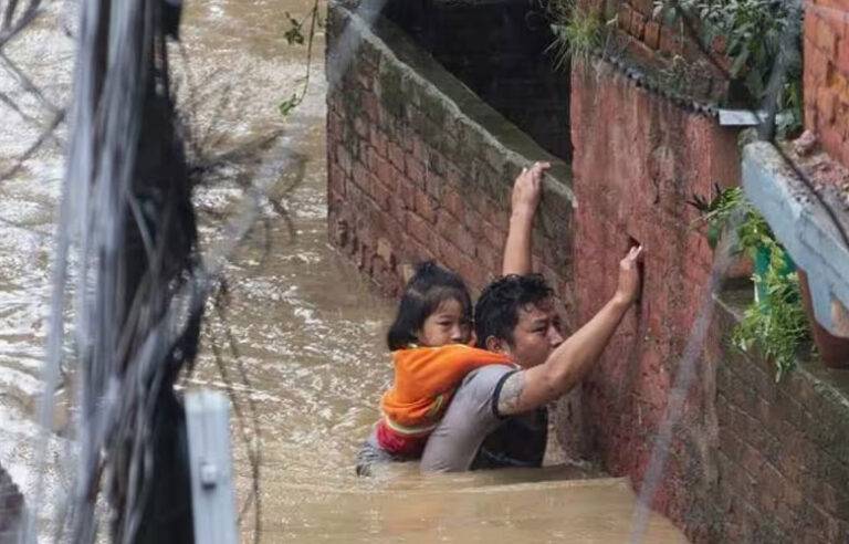 නේපාලයට බලපෑ අධික වර්ෂාව හේතුවෙන් අවම වශයෙන් 47 දෙනෙකු ජිවිතක්ෂයට