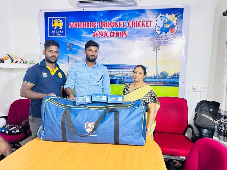 වවුනියාවට පැමිණි ක්‍රිකට් පන්දු සහ උපකරණ