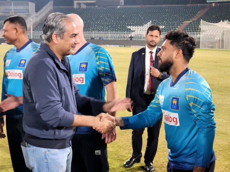 පකිස්තානයේ බෝම්බ ලංකාවේ ක්‍රිකට්වලට අටවන්න හදන දේශපාලනය