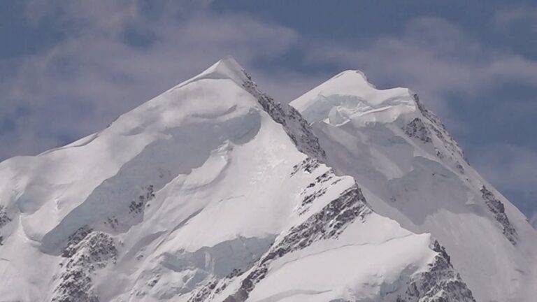 කඳු නැගීමේ මාර්ගෝපදේශකයකුත් Aoraki – Mount පහළට ඇදවැටී ජීවිතක්ෂයට!