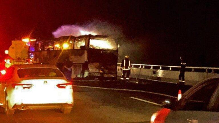 වන්දනාකරුවන් රැගත් බස් රථයක් සහ තෙල් බවුසරයක් ගැටෙයි – 42ක් ජීවිතක්ෂයට!