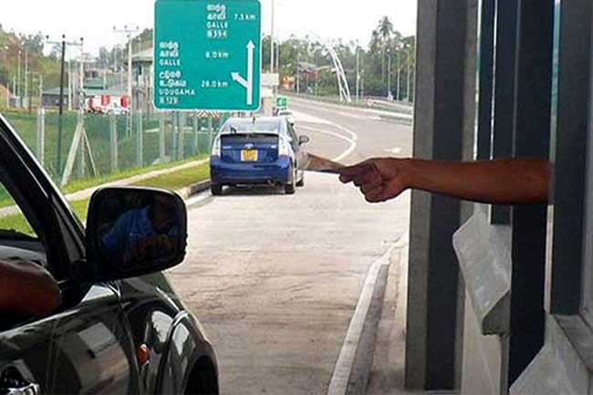 මේ මොහොතේ අධිවේගී මාර්ගවල ගමන් ගන්නා අයට විශේෂ පණිවුඩයක්!