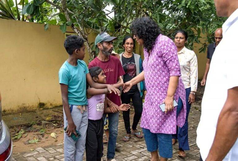 ඉහළ බෝමිරිය ගංවතුරින් අවතැන්වූවන්ගේ සුවදුක් සොයා බැලූ අගමැති හරිනි!