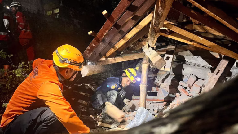 ජාවා දූපතේ නායයෑමක් : 21 ක් අතුරුදහන්