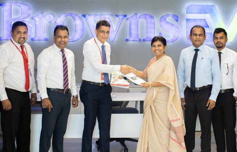 ඉෂාරගේ Browns EV සහ ධම්මිකගේ LB Finance හවුල්කාරීත්වයෙන් විදුලි වාහන සඳහා සුවිශේෂී මූල්‍ය පහසුකම්
