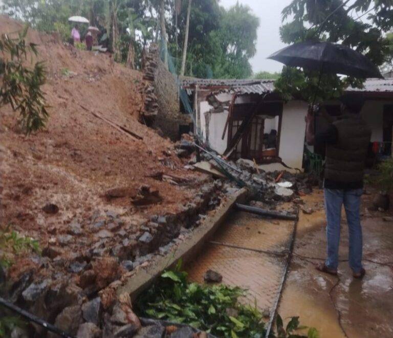 අධික වර්ෂාවත් සමඟ ඇල්ල කුඹල්වෙල ආඬිගල නිවසක් මතට පස් කන්දක් කඩා වැටෙයි!