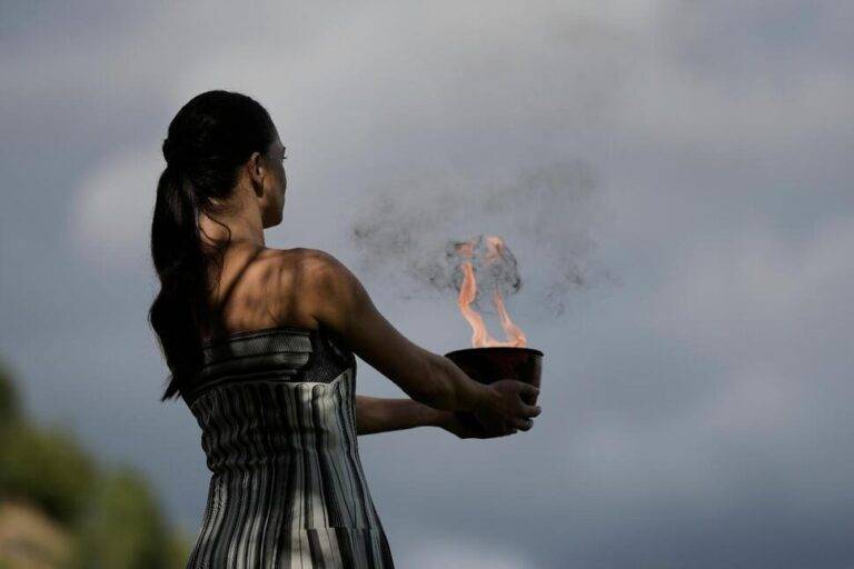 ඉතාලියේ ශිත සෘතු ඔලිම්පික් උළෙලට ආලෝකය දෙන ගිණි සිළුව අද ගමන් ඇරඹීය.