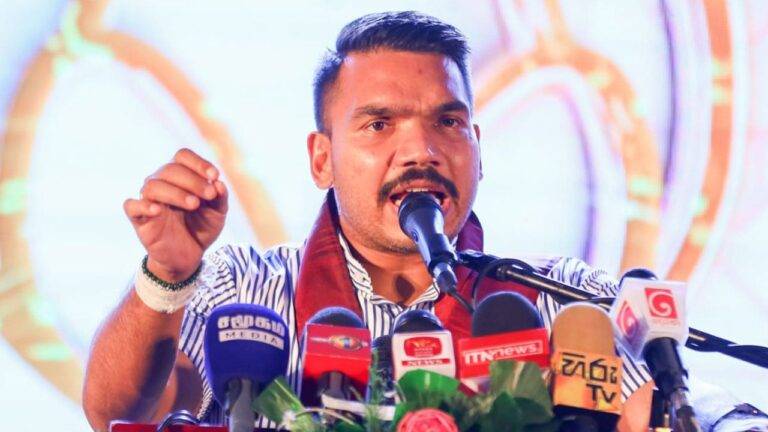 විපක්ෂයේ ඉන්න කාලේ ජේවීපී එකේ වැඩ ගත්‍ත තරුණයන් ආණ්ඩු බලය ආවම ගහලා පන්නනවා.එහෙම තමයි මේ ආණ්ඩුවේ හැසිරීම – නාමල් රාජපක්ෂ