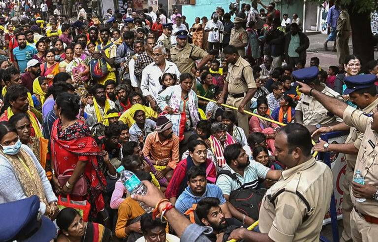 ඉන්දියාවේ ආන්ද්‍රා ප්‍රදේශ්හි කෝවිලක තෙරපිමකින් 9 දෙනෙකු ජිවිතක්ෂයට