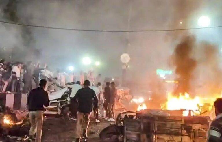 දිල්ලියේ රතු බලකොටුව අසල පිපිරීමකින් 8 දෙනෙකු මරුට !