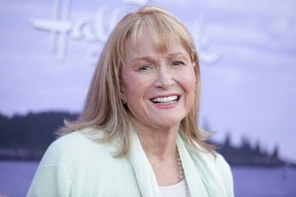 කැලිෆෝනියාවටම තරුවක් වූ Diane Ladd අවසන් ගමන් යයි!
