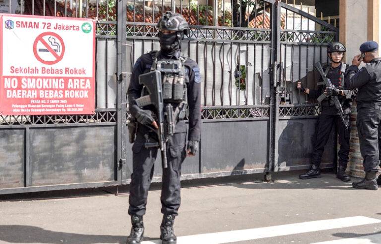 ඉන්දුනීසියානු පාසල් පල්ලියක පිපිරීමක් හේතුවෙන් 54 දෙනෙකුට  තුවාල: සැකකරුට වයස 17යි