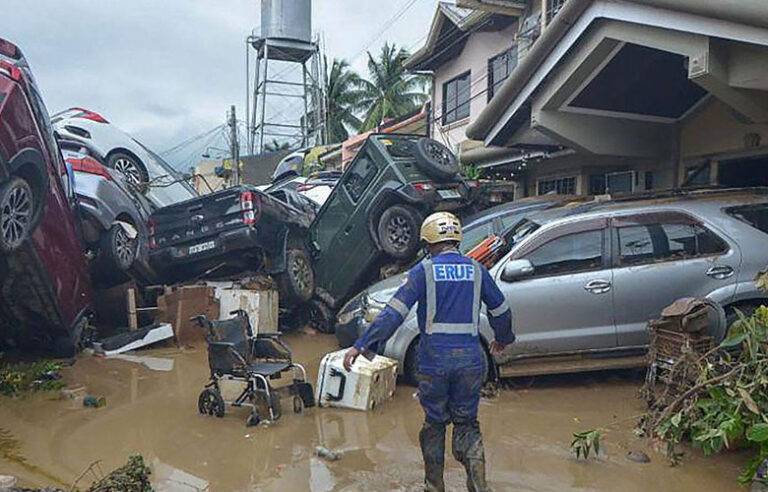 පිලිපීනයට බලපෑ කල්මේගි සුළි කුණාටුව හේතුවෙන් 66 දෙනෙකු ජිවිතක්ෂයට