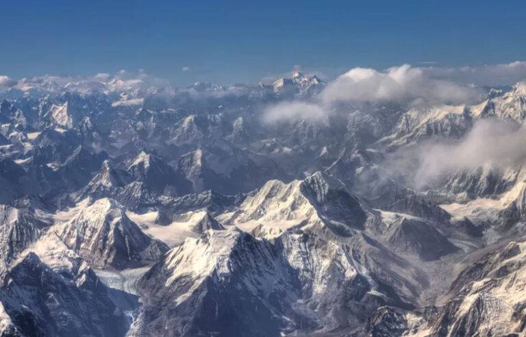 නේපාලයේ හිම කඳු කඩා වැටීමෙන් කඳු නගින්නන් හත් දෙනෙකු මරුට