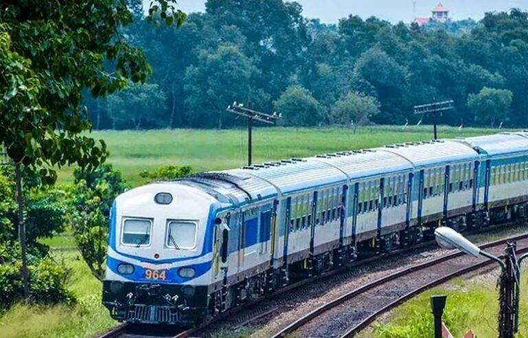 දුම්රිය ධාවනයත් නවතී !