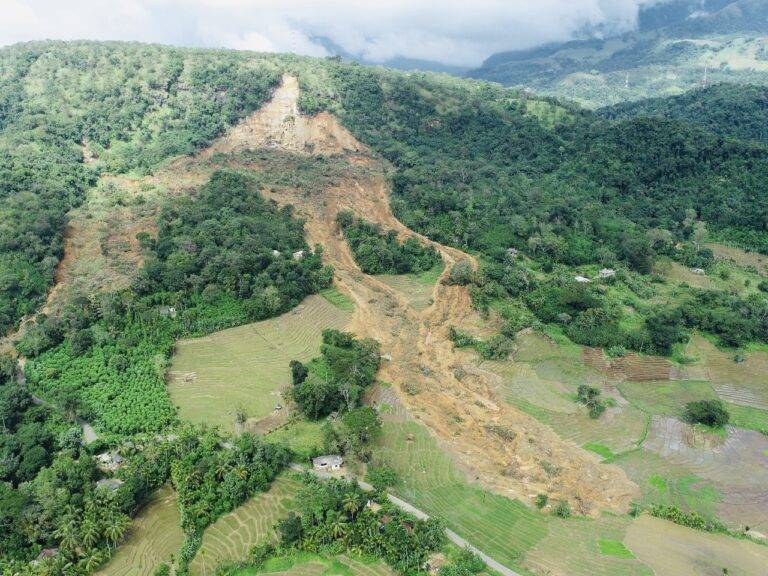 අපූරු පාඩමකි…නාය ගිය ජීවිත…