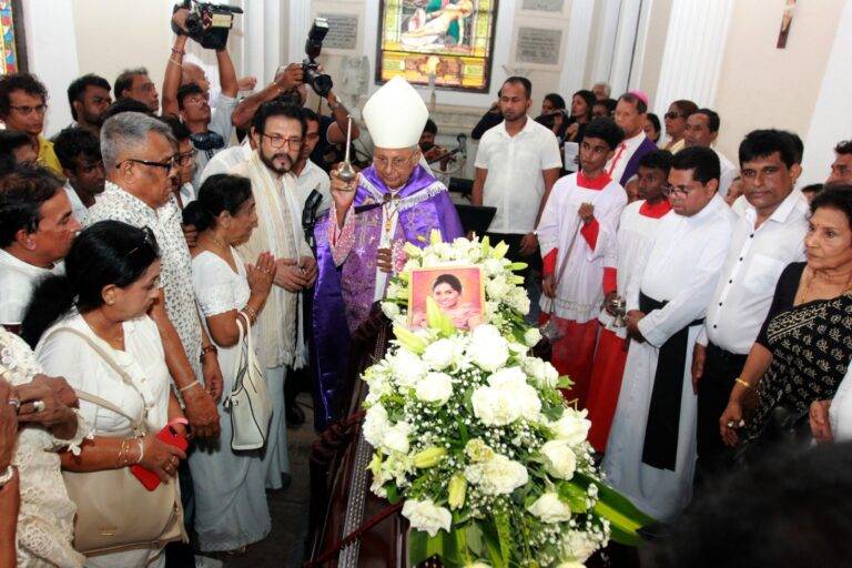 රතු ගුරු පාරේ හැන්දෑවේ ඇය යන්න ගියා මැකිලා….