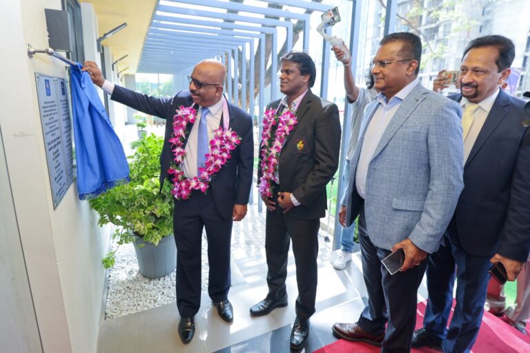 නව ක්‍රිකට් පුහුණු මධ්‍යස්ථානයේ පීත්ත පටිය විශ්මි අතින් කැපෙයි