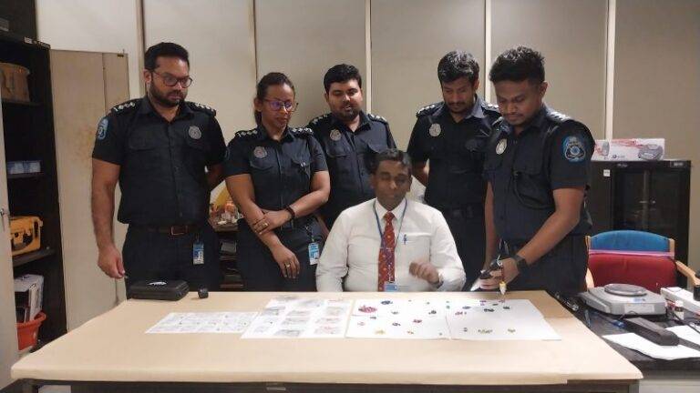 මැණික් සමඟ කොටු වූ ගුවන් මඟී දෙදෙනා!