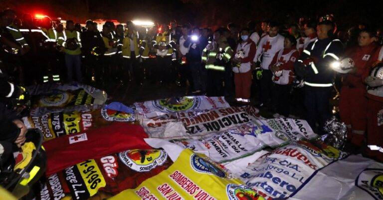 බටහිර ග්වාතමාලාවේ අන්තර්-ඇමරිකානු අධිවේගී මාර්ගයේ මගී බස් රථයක් කඳු බෑවුමකට පෙරළෙයි: 15කට දිවි අහිමි වෙයි!