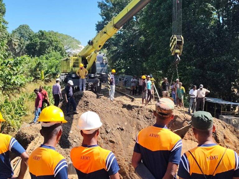 උඩරට දුම්රිය මාර්ගය ගොඩදාන්න දැඩි වෑයමක! (PHOTOS)