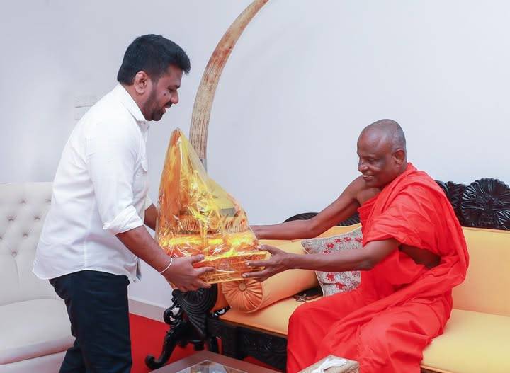 ජනපති අටමස්ථානාධිපති හිමියෝ බැහැදකී!