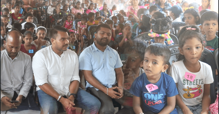 නාමල් “ආදරේ” අරන් ගමින් ගමට!