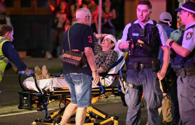 සිඩ්නි හි බොන්ඩි වෙරළ තීරයේ යුදෙව් උත්සව වෙඩි තැබීමෙන් මියගිය සංඛ්‍යාව 15 දක්වා ඉහළට ; නවසීලන්තයේ සිට ඉරානය දක්වා රටවල් ඕස්ට්‍රේලියාවේ සමූහ වෙඩි තැබීම් හෙළා දකී.