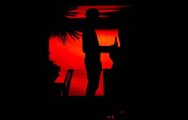 අඳුරගන්න ම බැරි අඳුරක