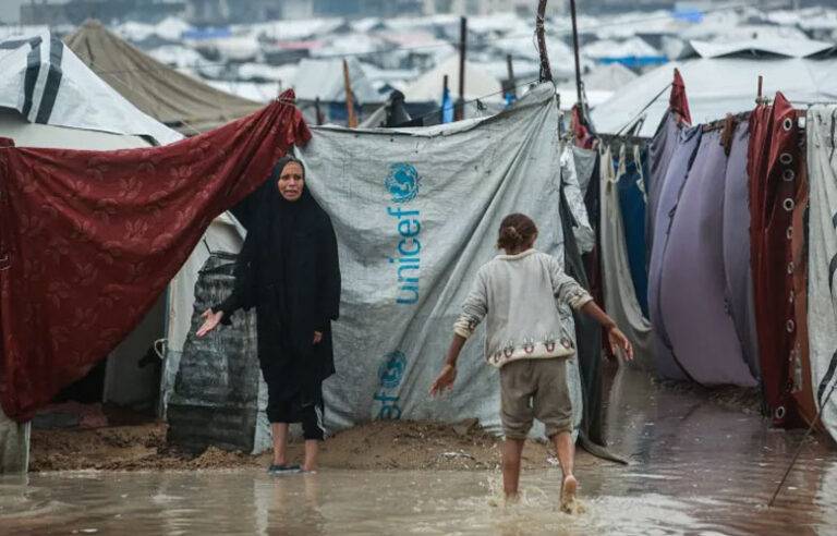 ගාසා තීරයේ අවතැන් වූ ලක්ෂ සංඛ්‍යාත පලස්තීනුවන්ගේ තත්ත්වය ශීත කුණාටු හේතුවෙන් තවත් නරක අතට