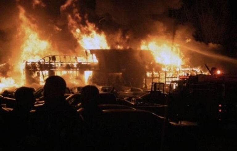 ඉන්දියාවේ රාත්‍රී සමාජ ශාලාවක ඇති වූ ගින්නක් හේතුවෙන් 23 දෙනෙකු ජිවිතක්ෂයට