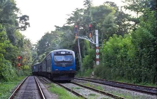 අඩපණ වූ නැගෙනහිර දුම්රිය මාර්ගය දින 18 කට පසු යළි හිස ඔසවයි!