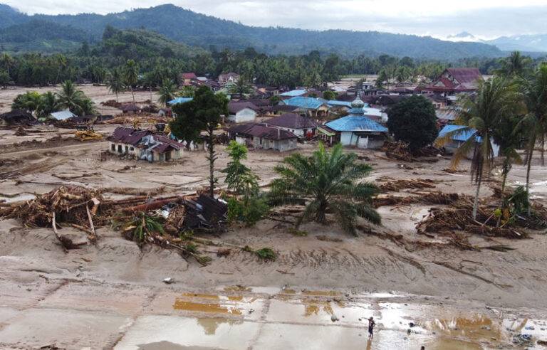 ඉන්දුනීසියාවට බලපෑ ගංවතුර හේතුවෙන් මියගිය සංඛ්‍යාව 700 ඉක්මවයි
