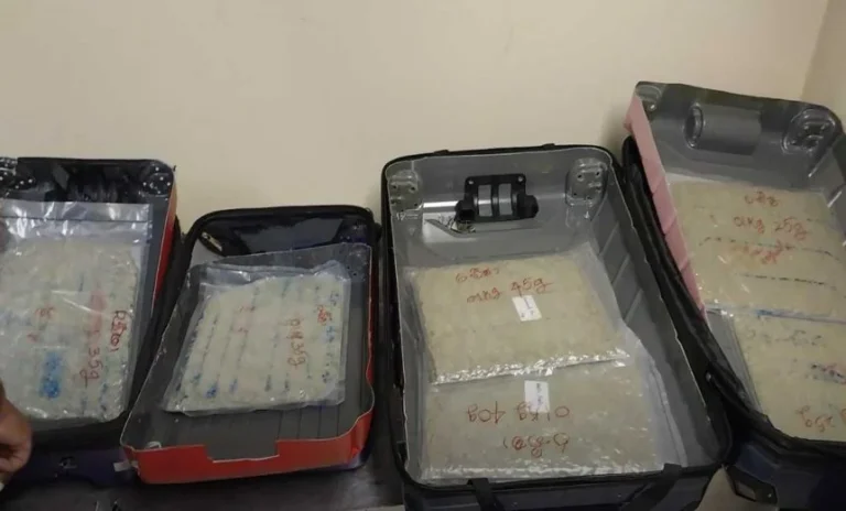 ශ්‍රී ලාංකික ගුවන් මගීන් සිව් දෙනෙකු ” කුෂ්” මත්ද්‍රව්‍ය සමඟ අත්අඩංගුවට!