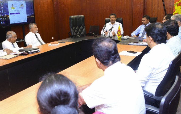 ඖෂධවල ප්‍රමිති තත්ත්ව පරීක්ෂණ ගැන ඇමති නලින්දගේ අවධානය !