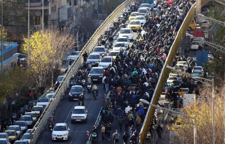 ඉරානයේ මුදල් ඒකක පහත වැටීම හේතුවෙන් විරෝධතා අඛණ්ඩව තුන්වන දින දක්වා ක්‍රියාත්මක වේ