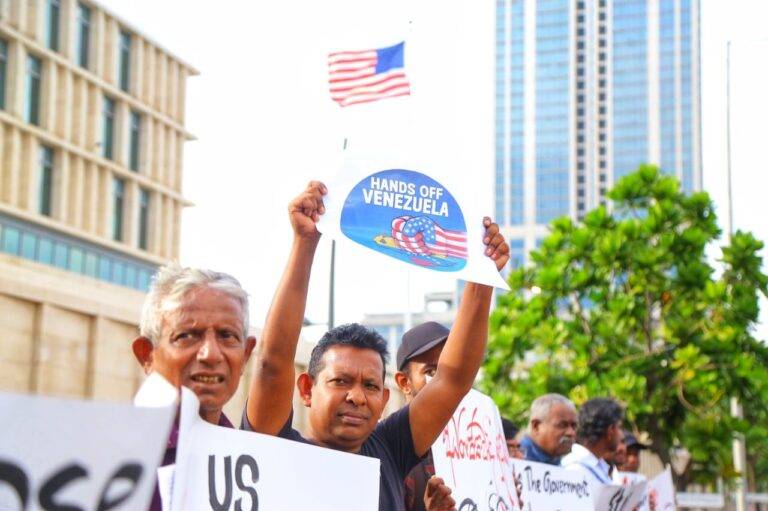 වෙනිසියුලාවෙන් වහා පිටවෙනු – කොල්ලුපිටියේදී ඇමරිකාවට විරෝධය(PHOTOS)