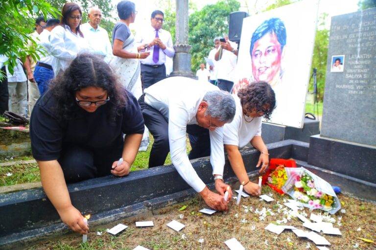 ලසන්ත ඝාතනයට වසර 17යි – යුක්තිය අපේක්ෂාවෙන් අදත් පහන් දැල්වෙයි! (PHOTOS)