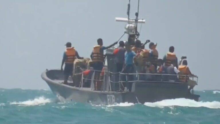 දකුණු දෙසින් වූ ගැඹුරු මුහුදේදී බහුදින යාත්‍රා දෙකක් සමඟ සැකකරුවන් 11ක් නාවික හමුදා භාරයට ගනී!