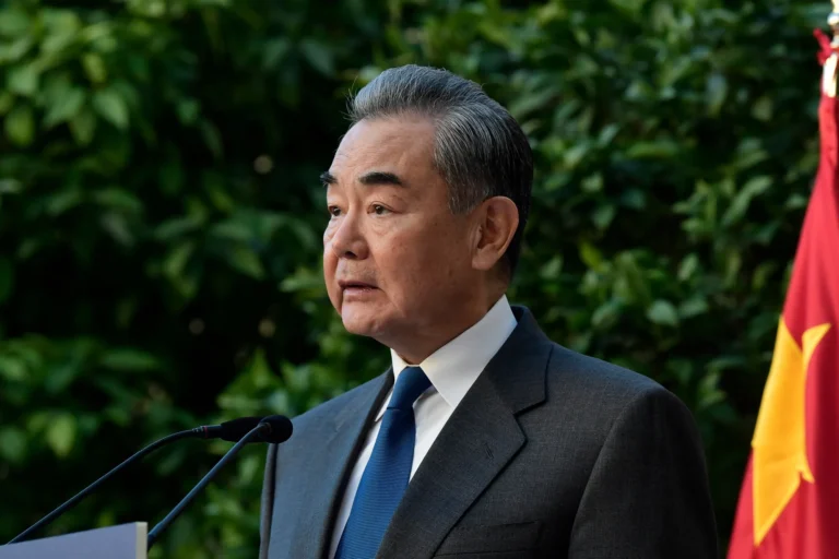 Wang Yi දිවයිනට!