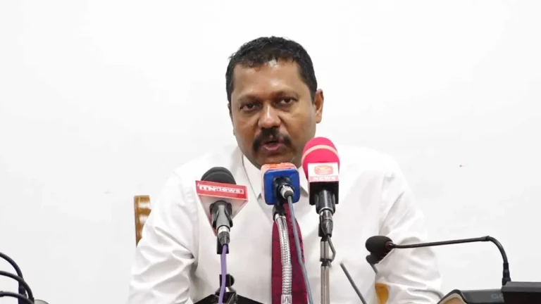 දේශපාලන අරමුණු ඉටුකරගන්න සෞඛ්‍ය අමාත්‍යාංශය තෝතැන්නක් කරගන්න එපා – වර්ජනයේ නිරත GMOA වෛද්‍යවරුන්ට නි. ඇමති කියයි