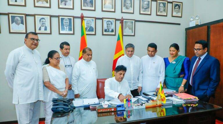 අගමැති හරිනිට එරෙහිව විපක්ෂයෙන් විශ්වාසභංගයක්!