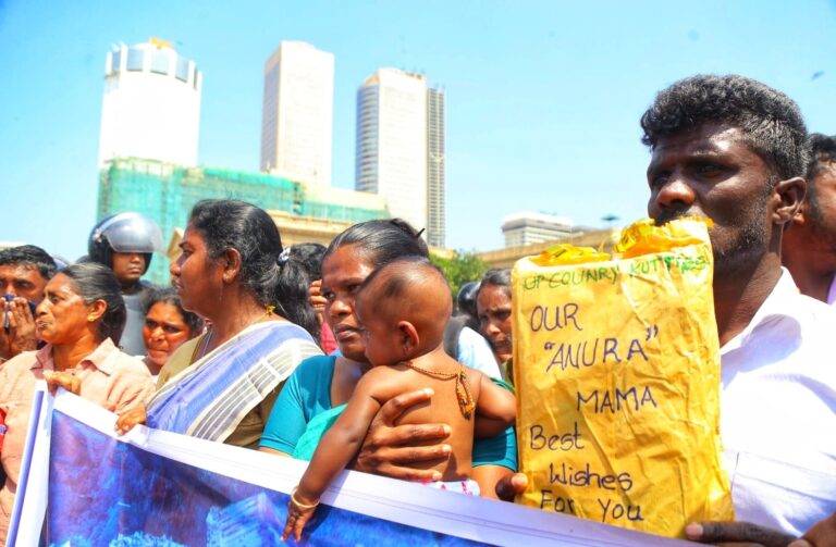 දිට්වා ආපදාවෙන් උන්හිටි තැන් අහිමි වූ කඳුකර ජනතාව ඉන්න තැනක් ඉල්ලා කොළඹට එයි! (PHOTOS)