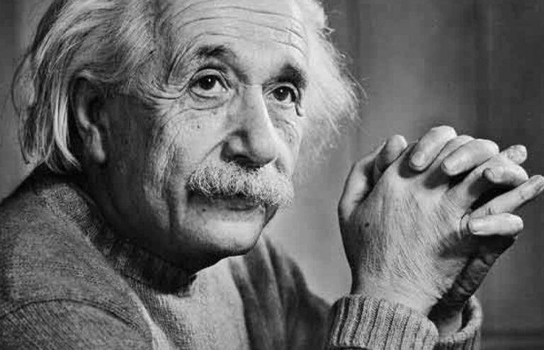 දවසේ උපුටා දැක්වීම: “සාර්ථක මිනිසෙකු වීමට උත්සාහ නොකරන්න, නමුත් වටිනාකම් සහිත මිනිසෙකු වීමට උත්සාහ කරන්න” 