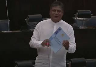 දිලිත්ගේ පස්රූල් පොතට නිපුනආරච්චි ගල් ලෑල්ලෙන් උත්තර දෙයි!