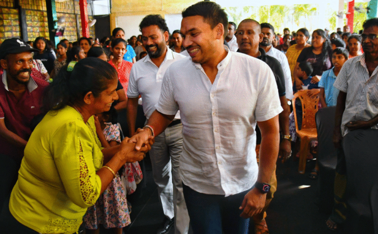 රටින් එළියට යන්නේ නැතුව පැලවත්ත වටේ ඉඳන් රට පාලනය කරගන්න පුළුවන් කියලා හිතනවනම් ඒක විහිළුවක් – නාමල්ගෙන් ආණ්ඩුවට දැඩි වාග් ප්‍රහාරයක්! (VIDEO)