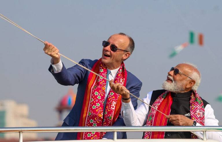 ජර්මානු චාන්සලර් ෆ්‍රෙඩ්රික් මර්ස් සමඟ අගමැති නරේන්ද්‍ර මෝදි සරුංගල් යවයි