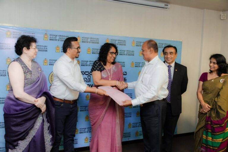 පාසල් දරුවන්ට නොමිලයේ පාවහන් ගන්න අවස්ථාවක්!