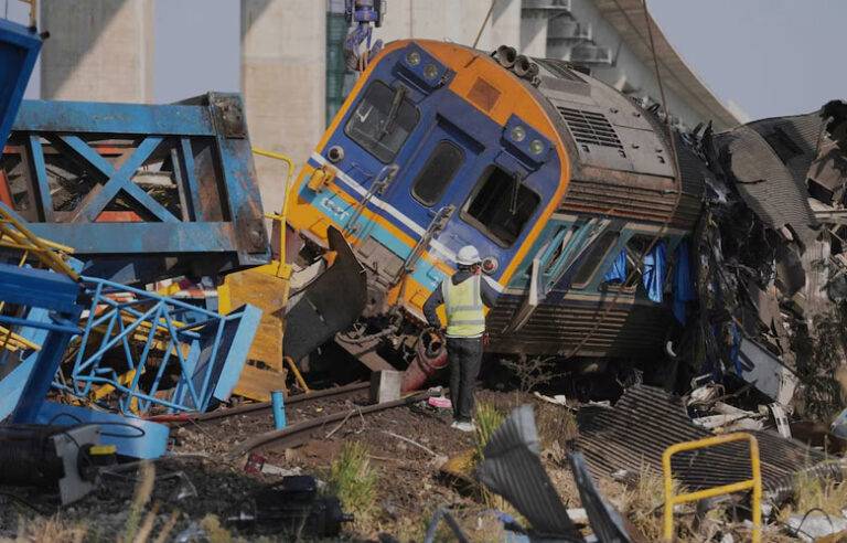 තායිලන්තයේ දුම්රියක් මතට දොඹකරයක් කඩා වැටීමෙන් 32 දෙදෙනෙකු ජිවිතක්ෂයට